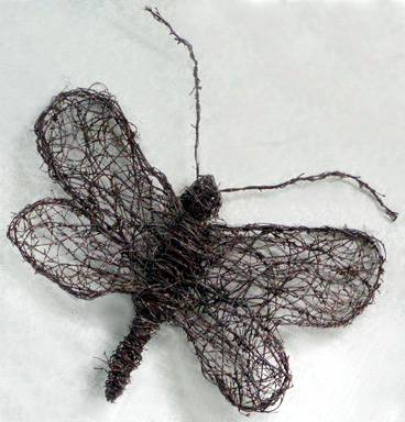Koivuperholla on pitsiä siivissään. Notkeat riippakoivun oksat taipuivat kaaostekniikkaa hyödyntäen perhosen muotoon. Pituus 50 cm, siipiväli 60 cm Yksityisomistuksessa, Turku