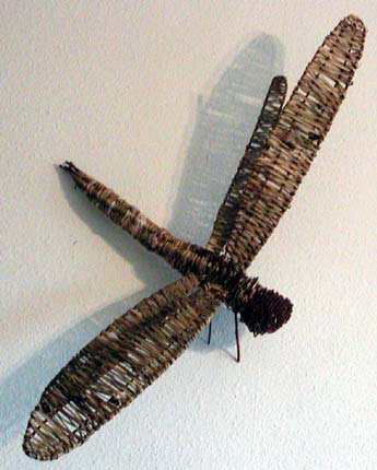 Sur Rur. Tämä sudenkorento ei tarvitse kiitorataa päästäkseen vauhtiin. Korento on punottu kaislasta, tuohesta ja pajusta. Siipiväli 100 cm, pituus 50 cm Myytävänä